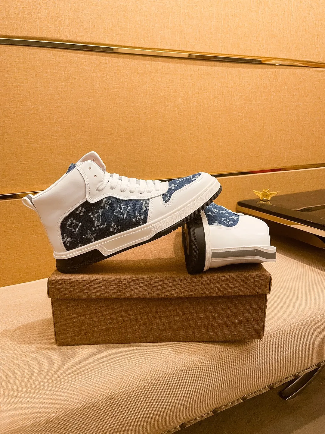 Men's shoes 💰 440💰【 LV 】🔥 Louis Vuitton, high-end men's shoes brand, official website 1:1 latest masterpiece: the upper is made of first-layer cowhide imported from Italy with a comfortable and breathable lining➕original non-slip and wear-resistant outsole🔥, making walking more convenient and comfortable! An exclusive new model, a stunning work, a beautiful 1:1 replica [color] compared to the official quality! Create a fashionable personality to set off your uniqueness! A must-have for trendy men! Classic🔥Size: 38-44 Color: 🔥Multiple colors available🔥